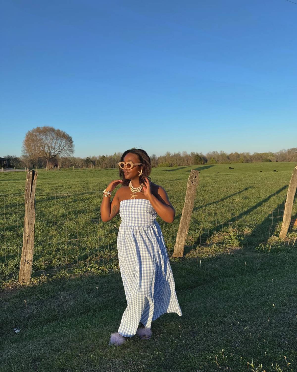 Na imagem com cor, foto de influencer de moda com uma peça sem alça - metrópoles