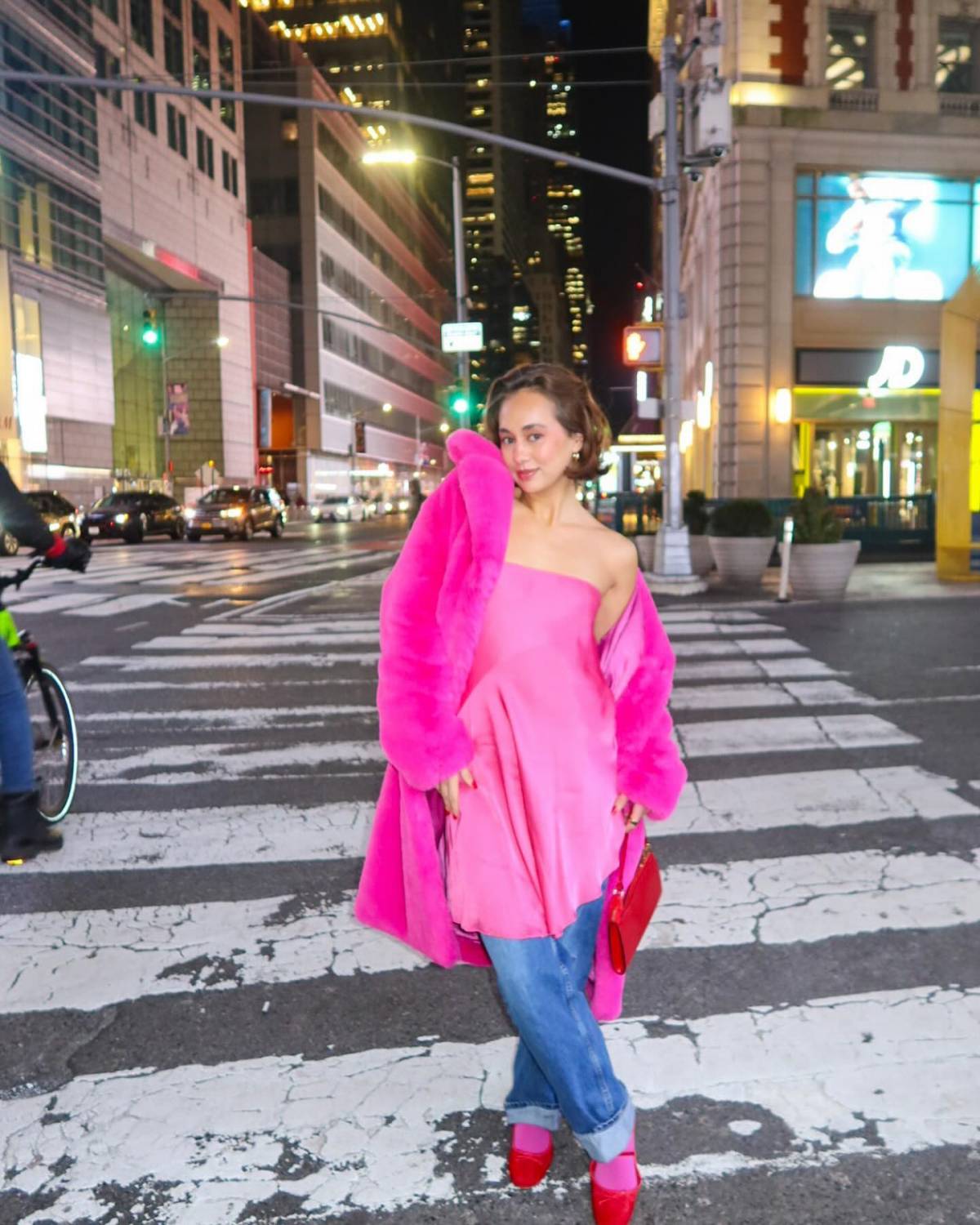 Na imagem com cor, foto de influencer de moda com uma peça sem alça - metrópoles