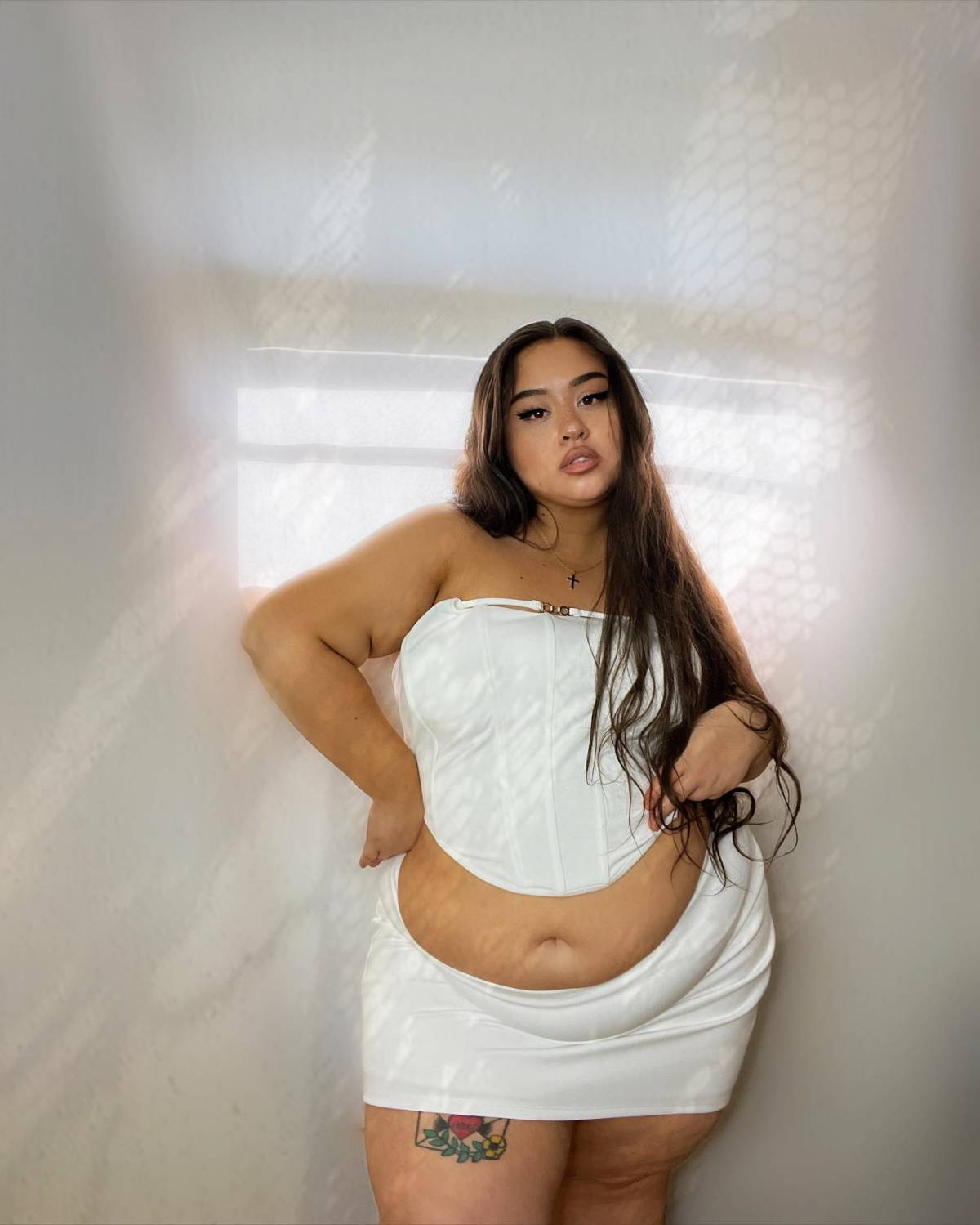 Na imagem com cor, foto de influencer de moda com uma peça sem alça - metrópoles