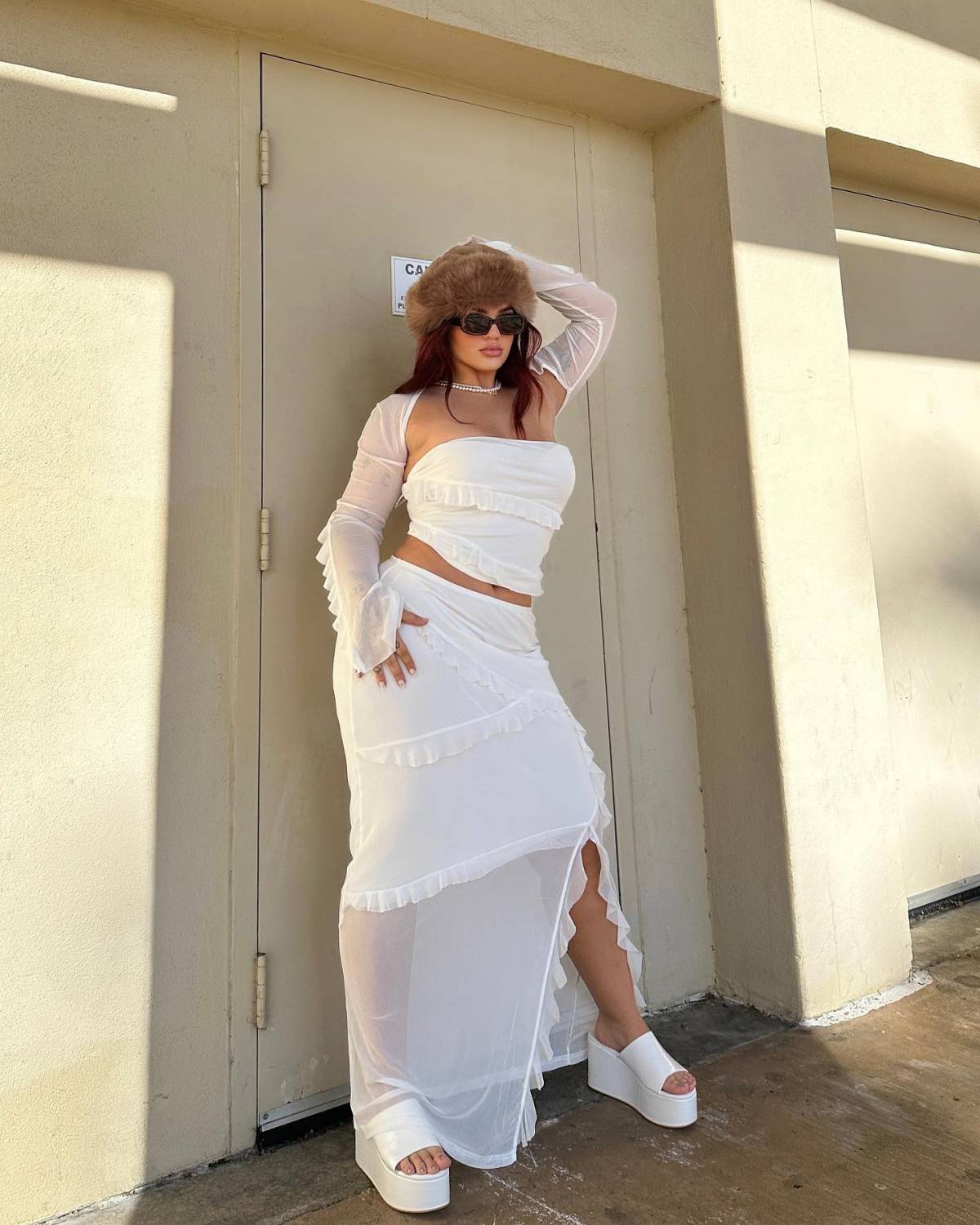 Na imagem com cor, foto de influencer de moda com uma peça sem alça - metrópoles