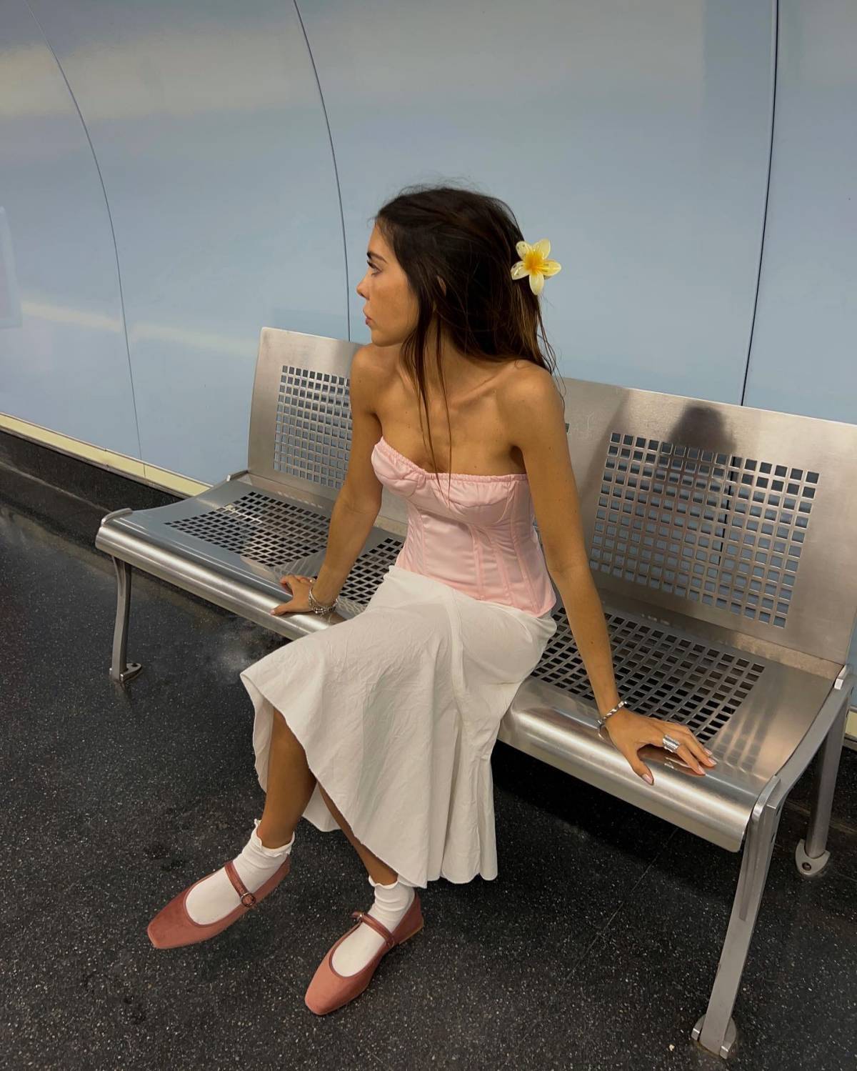 Na imagem com cor, foto de influencer de moda com uma peça sem alça - metrópoles