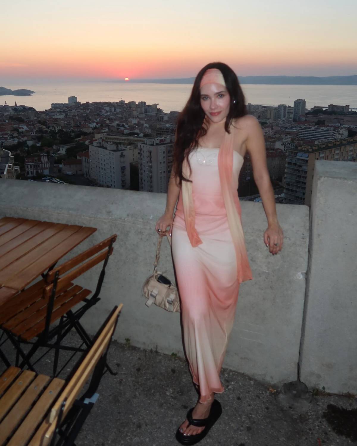 Na imagem com cor, foto de influencer de moda com uma peça sem alça - metrópoles