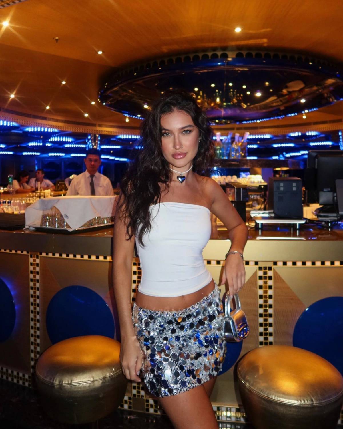 Na imagem com cor, foto de influencer de moda com uma peça sem alça - metrópoles