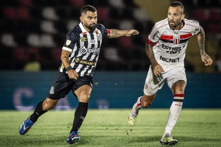 Imagem colorida dos jogadores de Santos e Botafogo-SP - Metrópoles