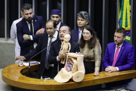 imagem colorida mostra deputados de oposição falando sobre aborto no congresso - Metrópoles