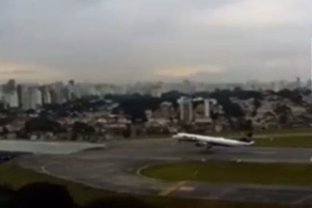 Imagem colorida mostra avião da Azul decolando no fim da pista do aeroporto de Congonhas, em São Paulo; decolagem é investigada pelo Cenipa - Metrópoles