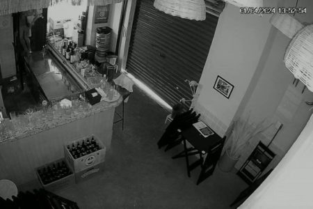 Imagem preto e branco mostra bandido dentro de bar na Santa Cecília, no centro de São Paulo - Metrópoles