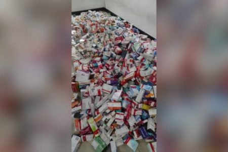 Imagem colorida mostra medicamentos encontrados pela Polícia Militar (PM) em um imóvel na região da Sé, no centro de São Paulo - Metrópoles