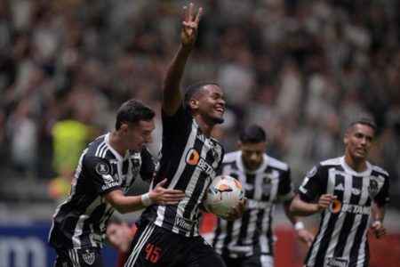 Imagem colorida de time do Atlético-Mg em comemoração - Metrópoles