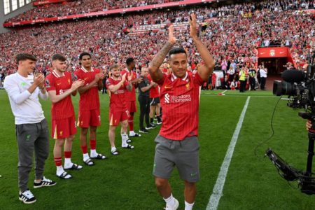 Imagem colorida de Thiago Alcantara na despedida do Liverpool- Metrópoles