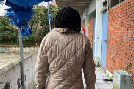 Foto colorida de mulher abusada nas ruas de Porto Alegre