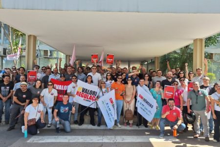 Docentes protestam contra proposta de reajuste salarial - Metrópoles