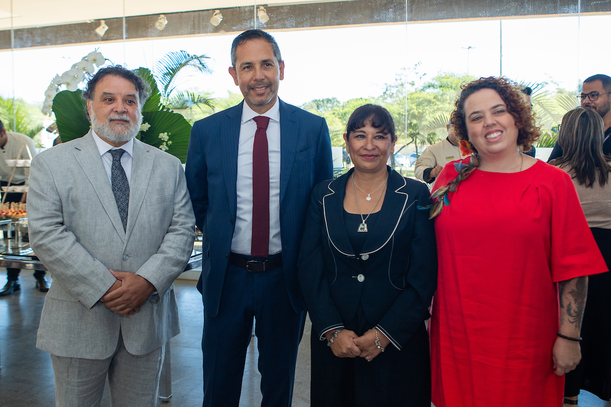 Rodolfo de Athayde; embaixador do Peru, Romulo Acurio; Patricia Arana e Maria Cruz