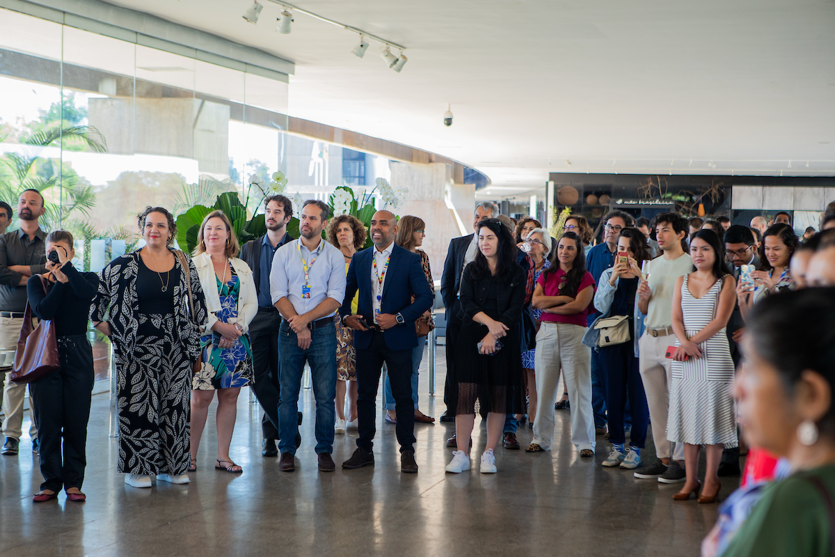 Convidados do coquetel reunidos para a abertura da exposição