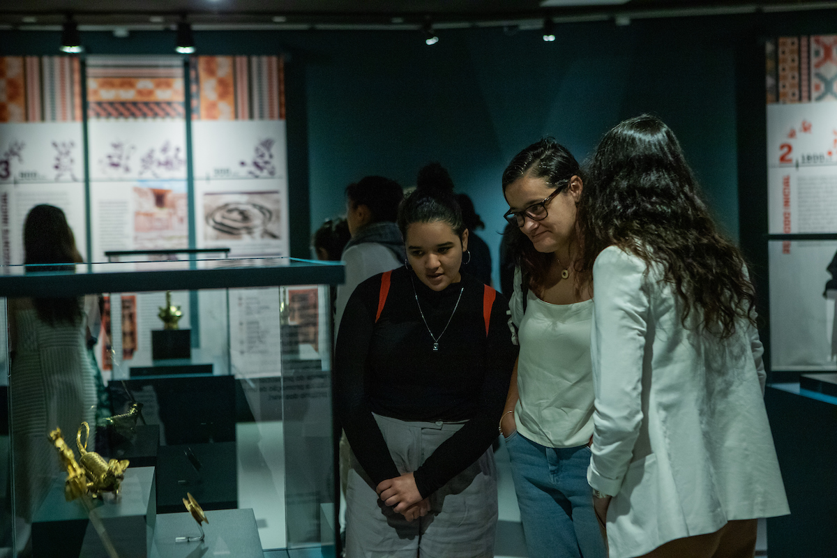 Convidados analisam os artefatos arqueológicos