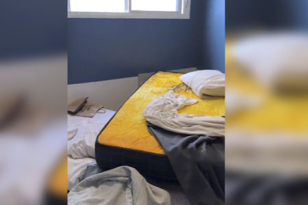 Quarto com colchão revirado e lençóis no chão - Metrópoles