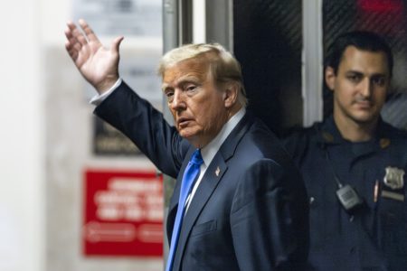Imagem colorida mostra o ex-presidente dos Estados Unidos DOnald Trump em julgamento - Metrópoles