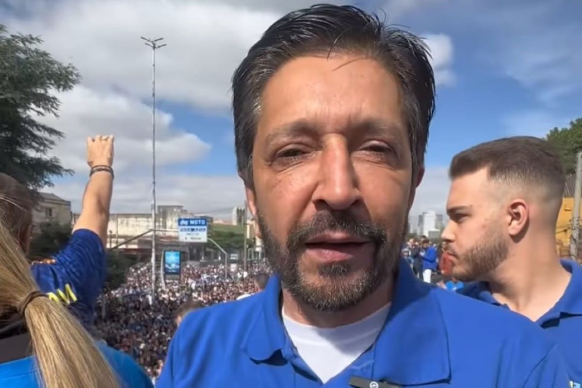 Foto colorida do prefeito de São Paulo, Ricardo Nunes, em cima de trio elétrico na Marcha para Jesus - Metrópoles