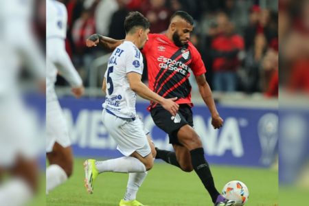 Imagem colorida do Furacão contra Sportivo Ameliano - Metrópoles