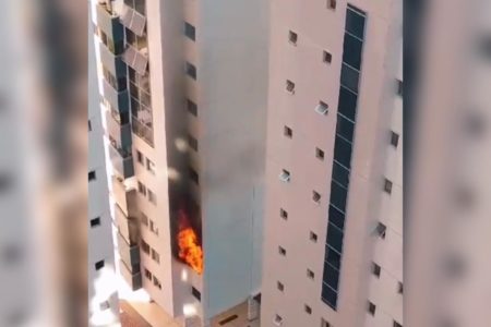 Imagem colorida de um incêndio em condomínio de Águas Claras - Metrópoles