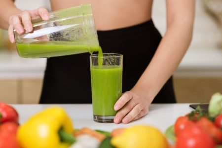 Foto colorida de um suco verde - Metrópoles