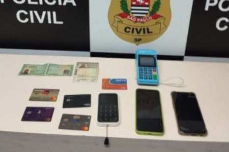 Imagem colorida mostra celulares e cartões apreendidos pela polícia com suspeitos durante a Marcha para Jesus - Metrópoles