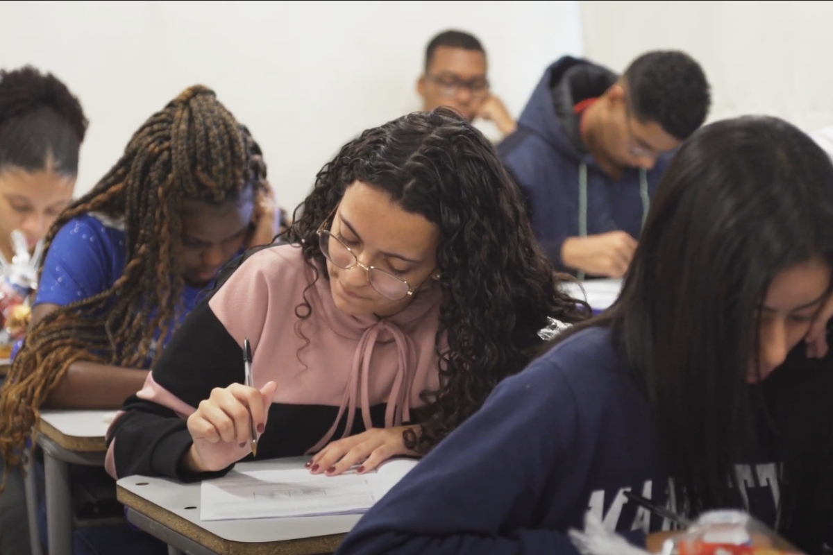 Imagem colorida - Estudantes de MG se preparam para o Enem com ajuda de IA - Metrópoles