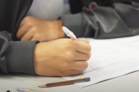 Imagem colorida - Estudantes de MG se preparam para o Enem com ajuda de IA - Metrópoles