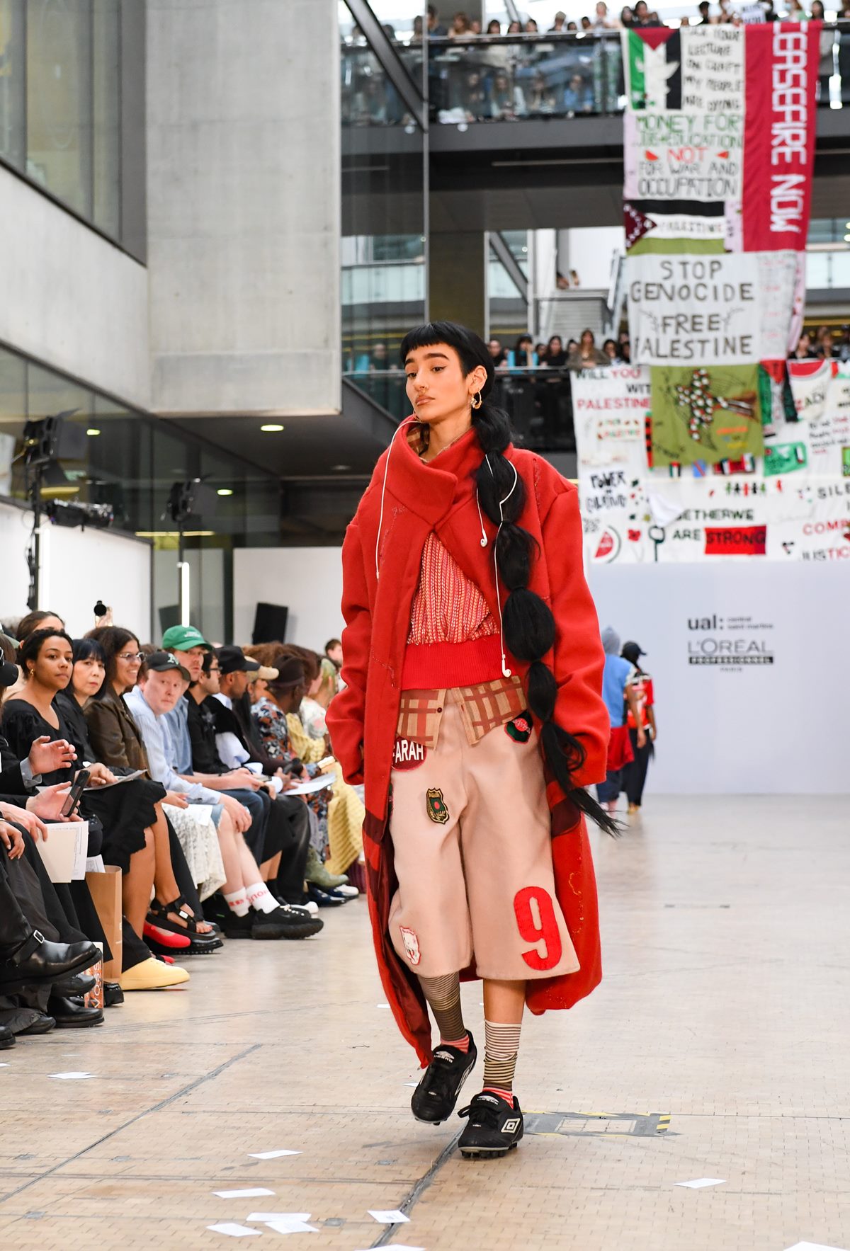 estudantes protestam pela palestina em desfile de moda - metrópoles