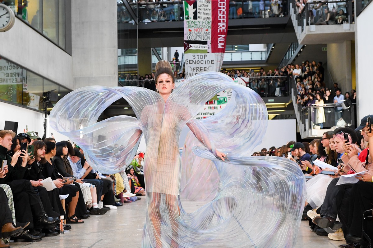 estudantes protestam pela palestina em desfile de moda - metrópoles