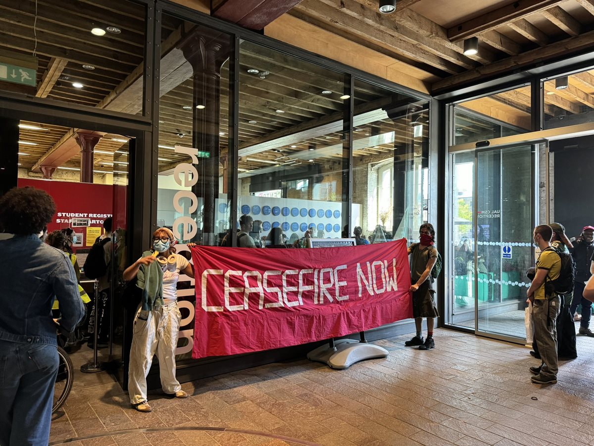 estudantes protestam pela palestina em desfile de moda - metrópoles