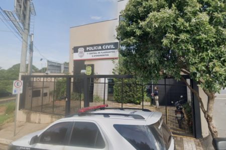 Imagem colorida mostra a fachada da delegacia da cidade de São José do Rio Preto, onde mulher foi presa - Metrópoles