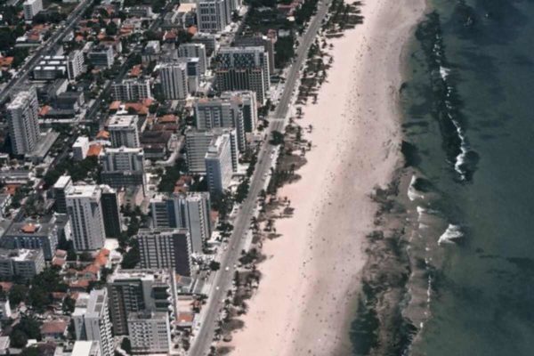 Imagem colorida de praia de Boa Viagem - Metrópoles