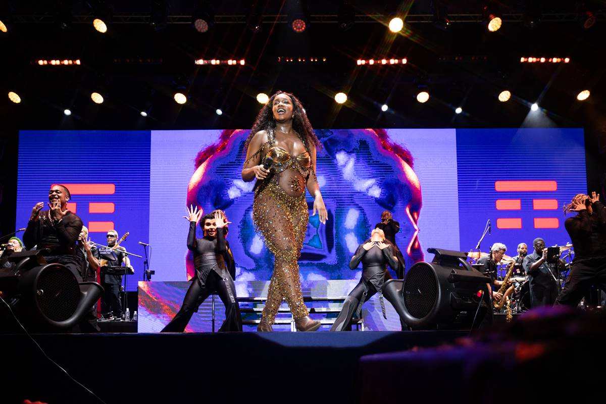 Foto colorida de IZA no palco do Tim Music Festival, na praia de Copacabana, no Rio de Janeiro - Metrópoles
