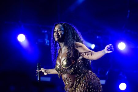Cantora IZA no palco do Tim Music Festival, em Copacabana, no Rio de Janeiro