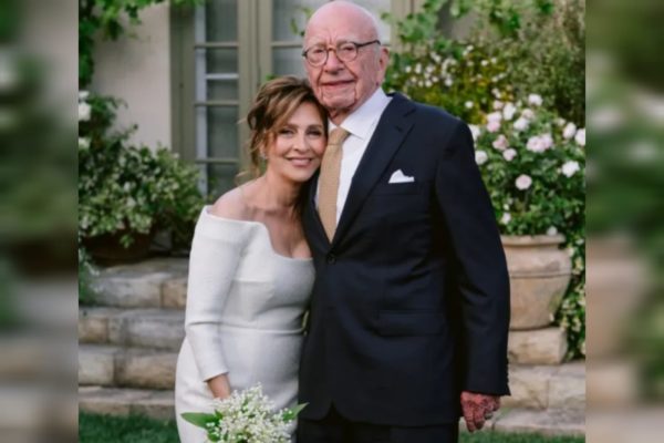 Foto mostra Rupert Murdoch e sua noiva Elena Zhukova em cerimônia de casamento - Metrópoles
