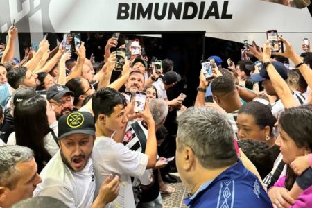 Foto colorida de torcedores do Santos em Londrina