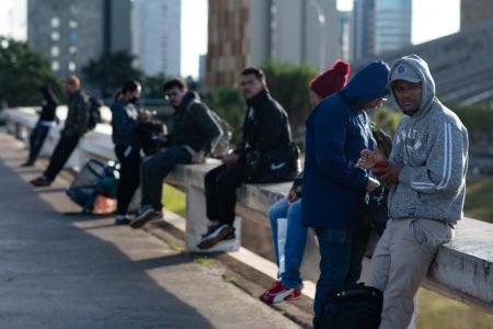 Pessoas com frio e casaco