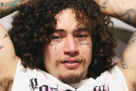 Whindersson Nunes posa, sério, de camisa branca e camiseta branca - Metrópoles