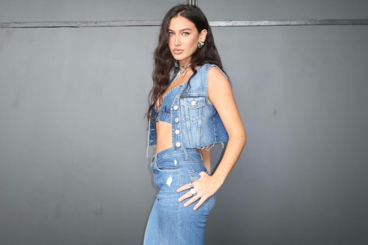 Na imagem com cor, influencer usando peças jeans para compor um look fashion - metrópoles