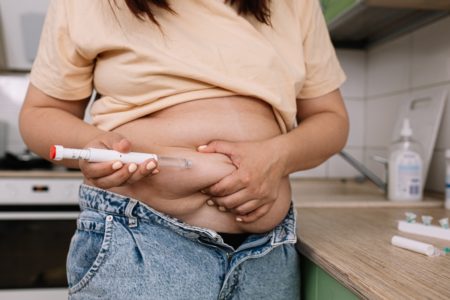 Foto de uma mulher obesa aplicando ozempic - Metrópoles