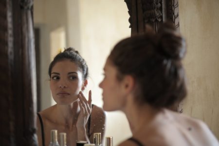 Jovem mulher se olhando ao espelho - Metrópoles