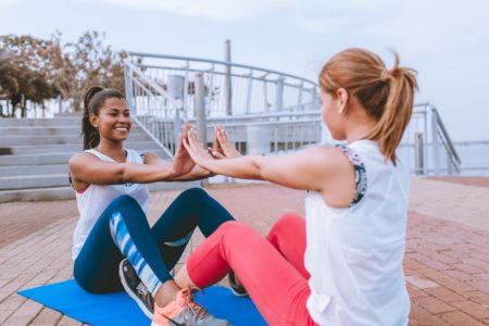 Duas mulheres jovens praticando atividade física ao ar livre - Metrópoles