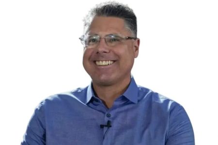 Imagem colorida de homem branco com camisa branca