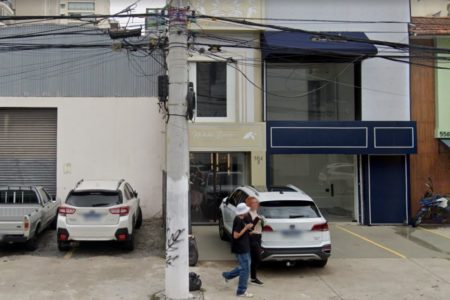 Imagem colorida mostra a fachada da clínica da influencer Natalia Becker, no Campo Belo, zona sul de São Paulo - Metrópoles