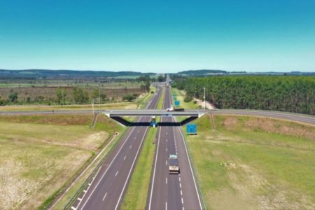foto colorida da Rodovia Engenheiro Paulo Nilo Romano (SP 225), trecho entre Itirapina e Jaú, operada pela Eixo SP - Metrópoles