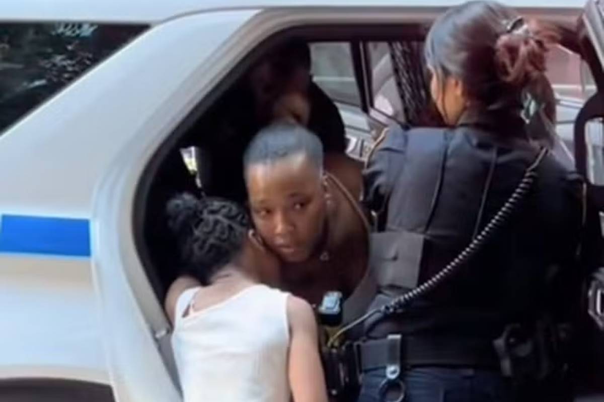 Criança abraçada à mãe que é presa em Nova York - Metrópoles