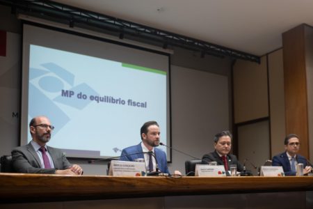 Imagem colorida de entrevista coletiva sobre as medidas compensatórias da desoneração da folha de pagamento no Ministério da Fazenda - Metrópoles