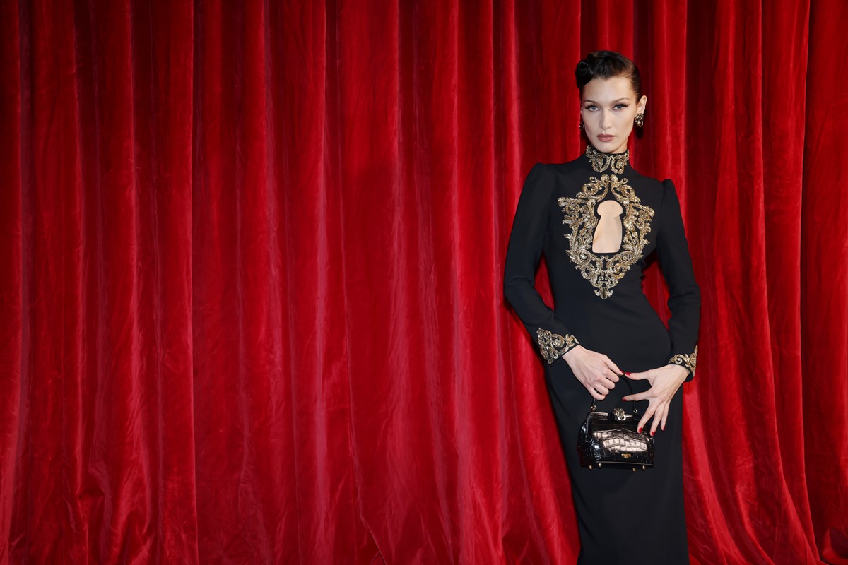 Na imagem com cor, a modelo Bella Hadid - Metrópoles