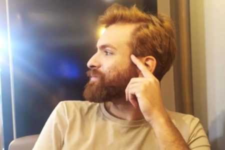 homem branco com bigode e cabelo